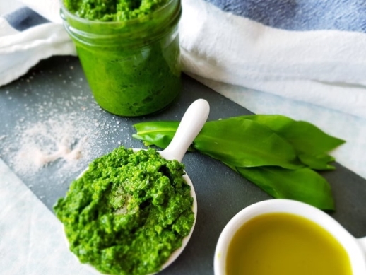 Pripravte si pesto z medvedieho cesnaka. U rastie!